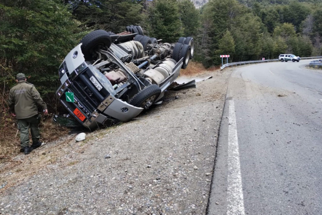 Villa la Angostura: Volcó un camión que transportaba nitrógeno líquido