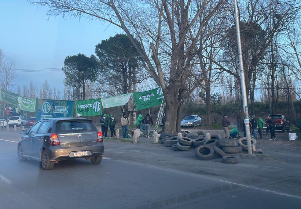 ATE Río Negro realiza un corte parcial en el Puente Carretero