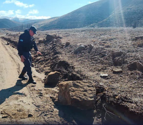 Policías retiraron piedras tras un derrumbe en la Ruta 24