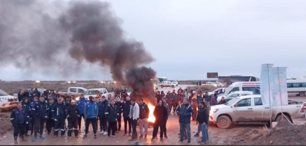 Petroleros bloquean accesos a yacimientos