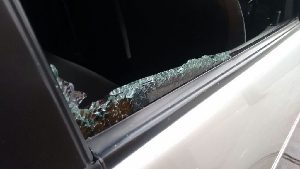 Inseguridad: Le reventaron el vidrio de la camioneta para robarle la mochila