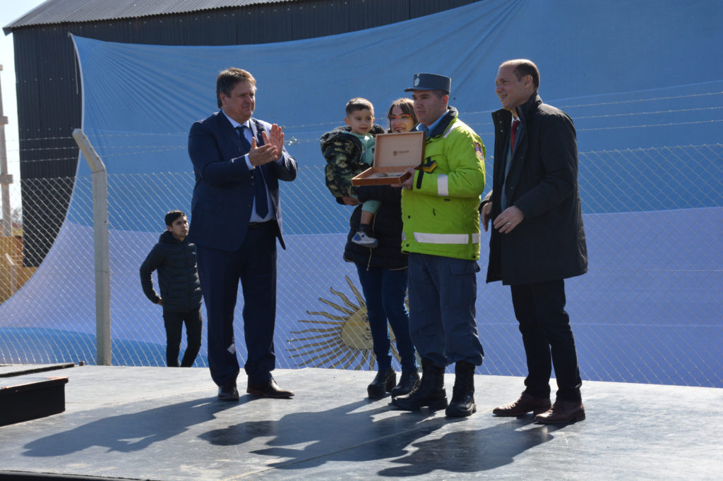 Entregaron la “llave de la ciudad” a efectivo de la Policía del Neuquén