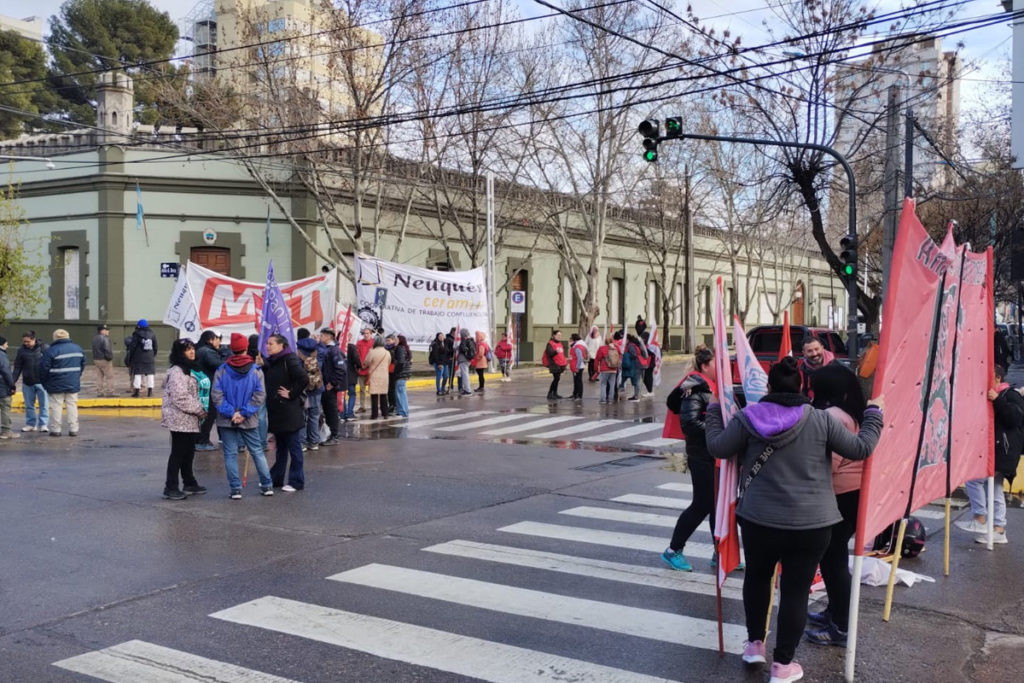 Ceramistas y organizaciones sociales cortan frente a Casa de Gobierno