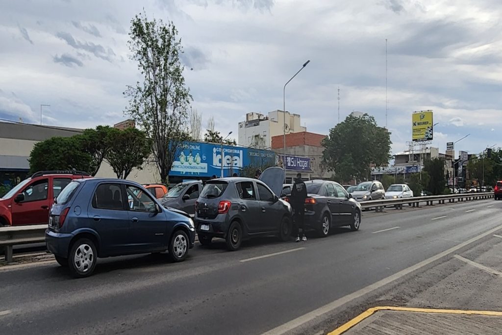 Choque entre tres autos en la ex Ruta 22