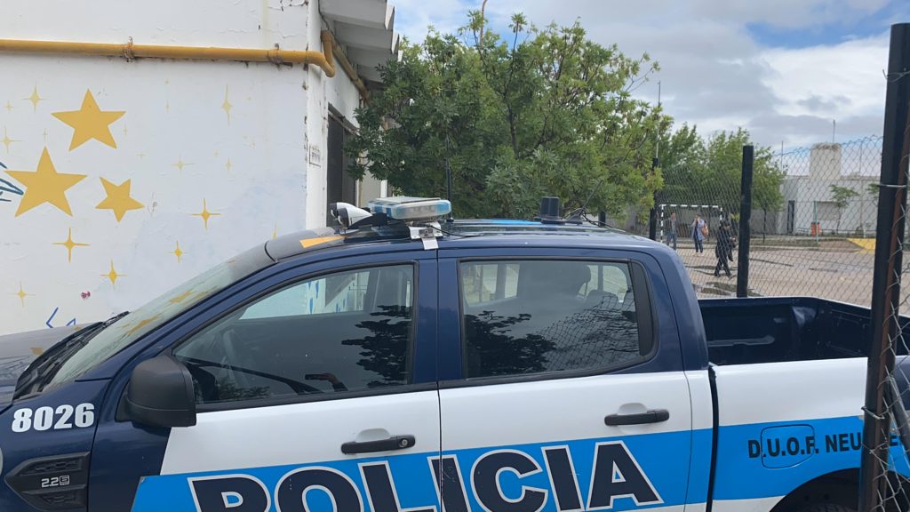 Insólito: un hombre orinó las boletas en un cuarto oscuro