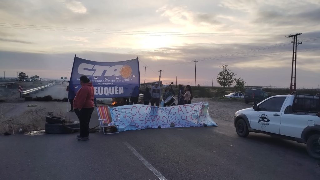 Corte en Neuquén: trabajadores de Desarrollo Social protestan por los concursos