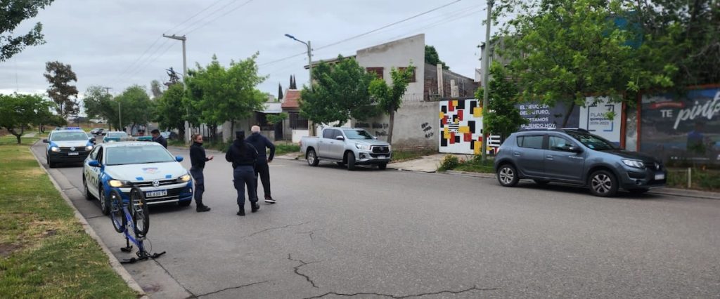 Fuerte choque entre un auto y una bicicleta en Neuquén