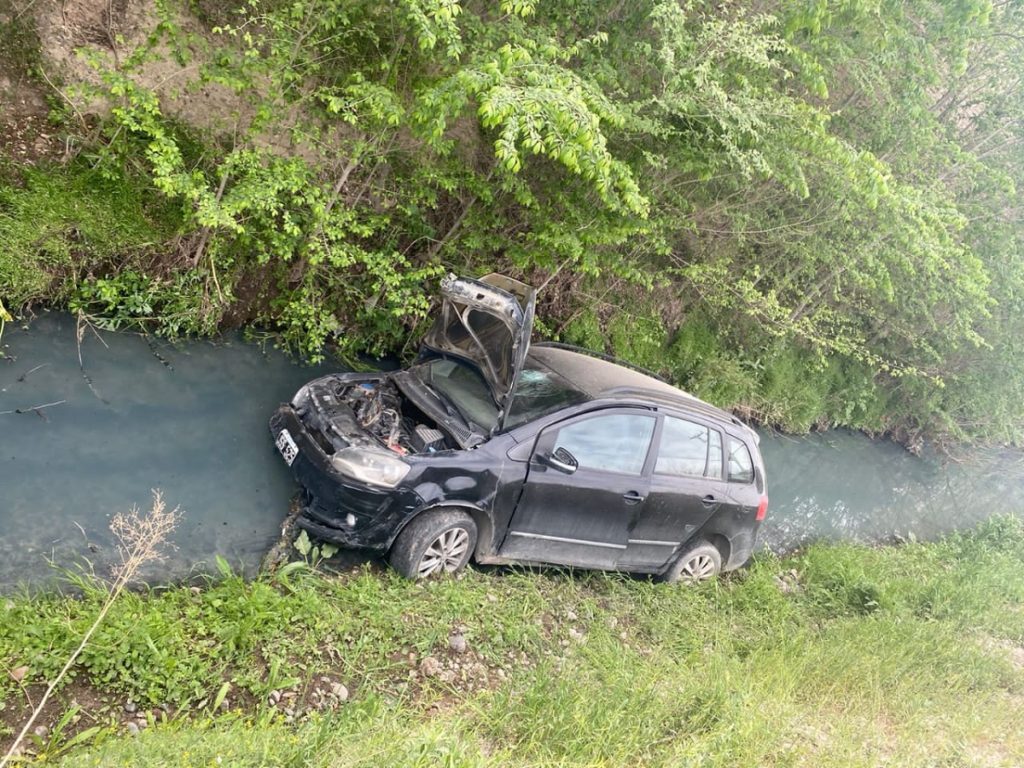 Un auto cayó al desagüe en Cipolletti