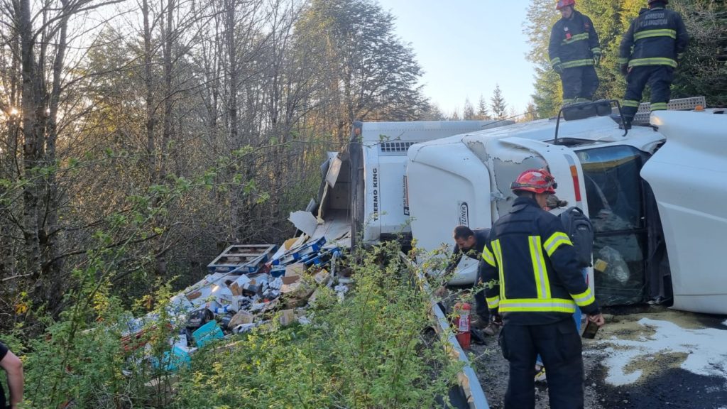 Volcó un camión chileno en el ingreso a Villa La Angostura