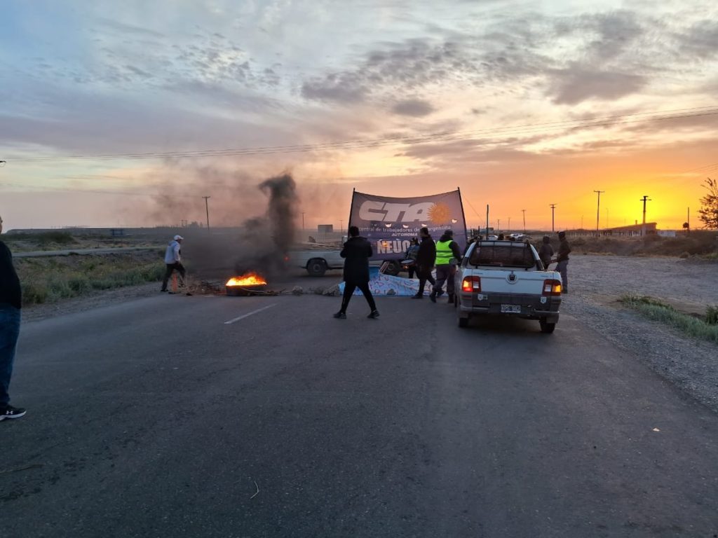 Corte de ruta en Arroyito por trabajadores de Desarrollo Social