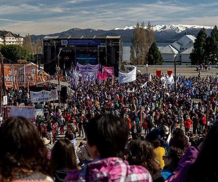 Una multitud en la marcha principal del Encuentro Plurinacional de Mujeres y Diversidades