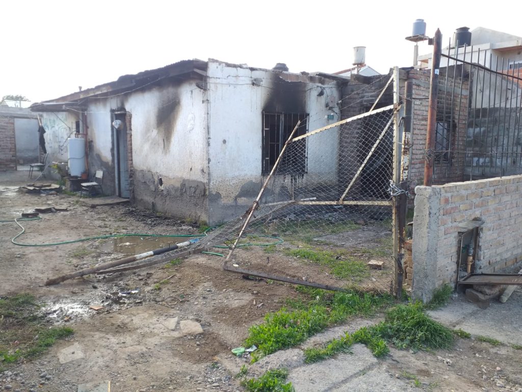 Incendio en una vivienda sorprendió a vecinos de Bouquet Roldán