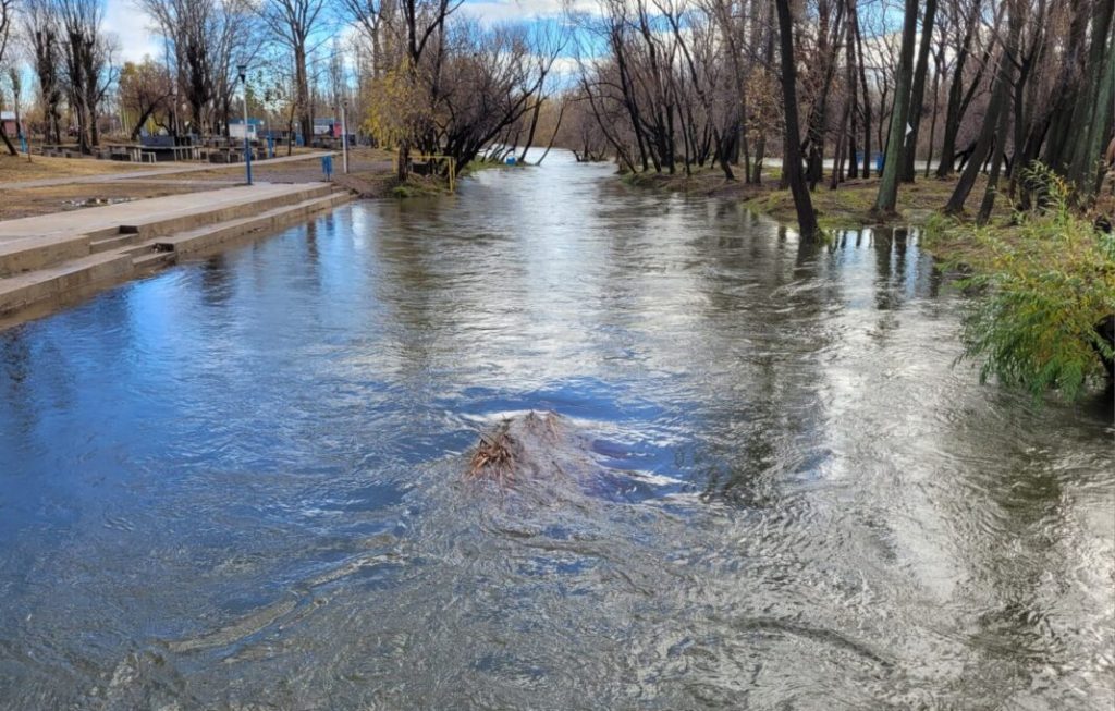 Vecinos de la isla El Porvenir reclaman medidas por la crecida del río