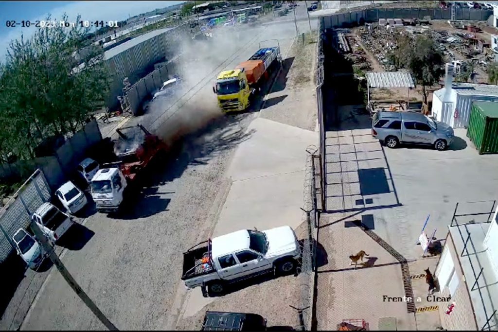 Camión descontrolado chocó contra varios autos en Parque Industrial