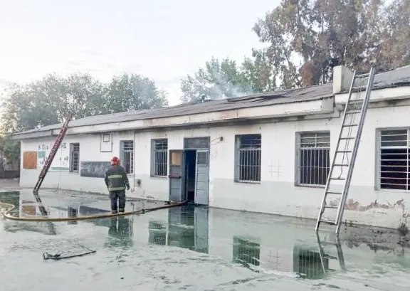 Escuela 223: tres adolescentes prendieron fuego el techo intencionalmente