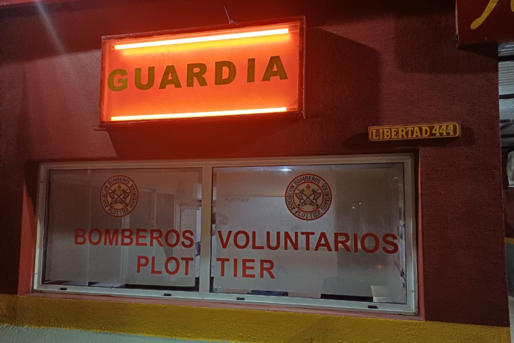 «Colores que suman» llegan con Julián Weich a pintar el cuartel de Bomberos Voluntarios de Plottier