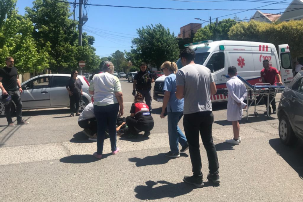 Choque entre una camioneta y una moto dejó una chica herida