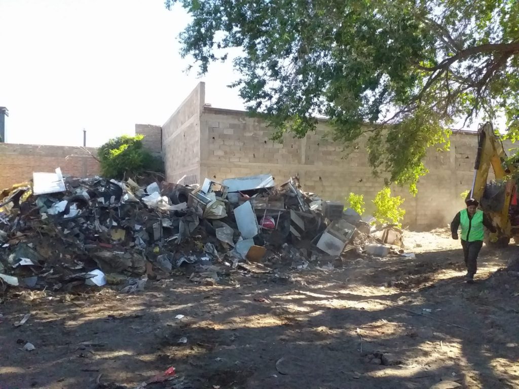 La muni asiste a un vecino acumulador de la calle La Plata
