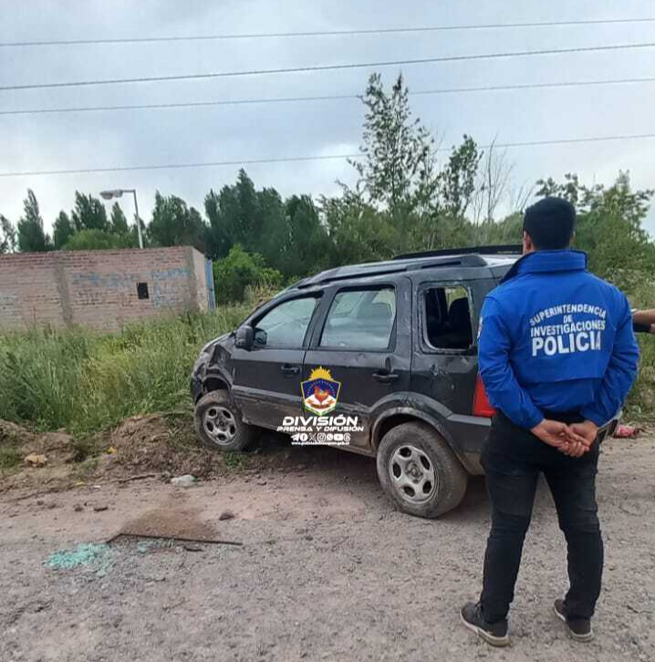 Robó un vehículo, volcó y terminó detenido