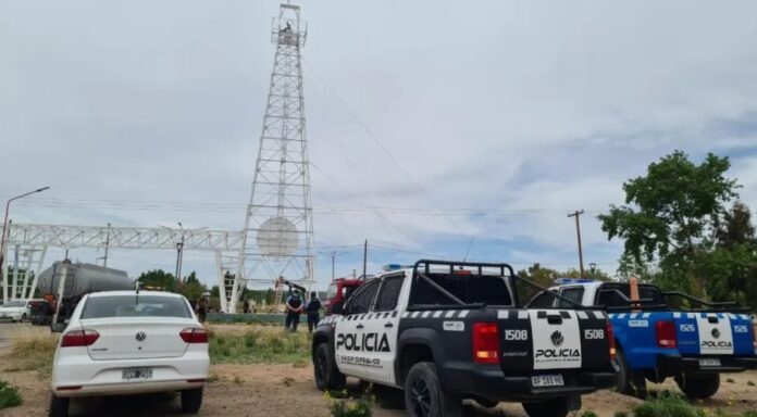 Plaza Huincul: se bajó de la torre de YPF el hombre que amenazaba con tirarse