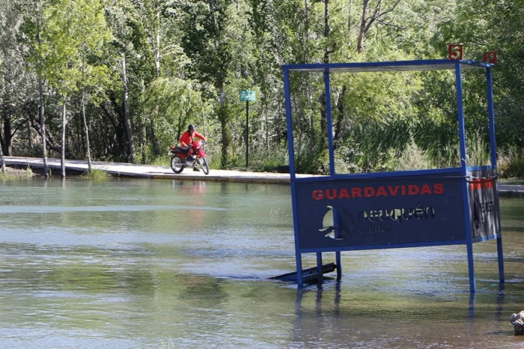 Balnearios bajo el agua: daños a la infraestructura por la erogación