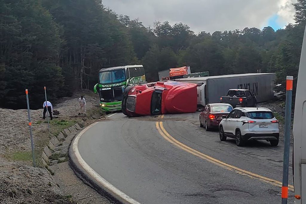 Villa la Angostura: volcó un camión en la ruta 231 y se cortó el tránsito