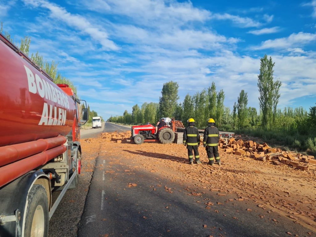 Ruta 22: impactante choque entre un camión lleno de ladrillos y una camioneta