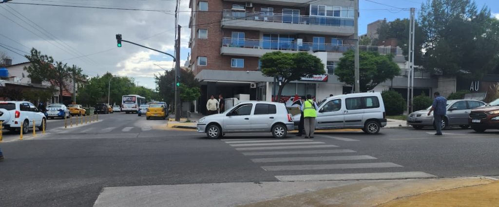 Otro auto retenido por realizar viajes como Uber