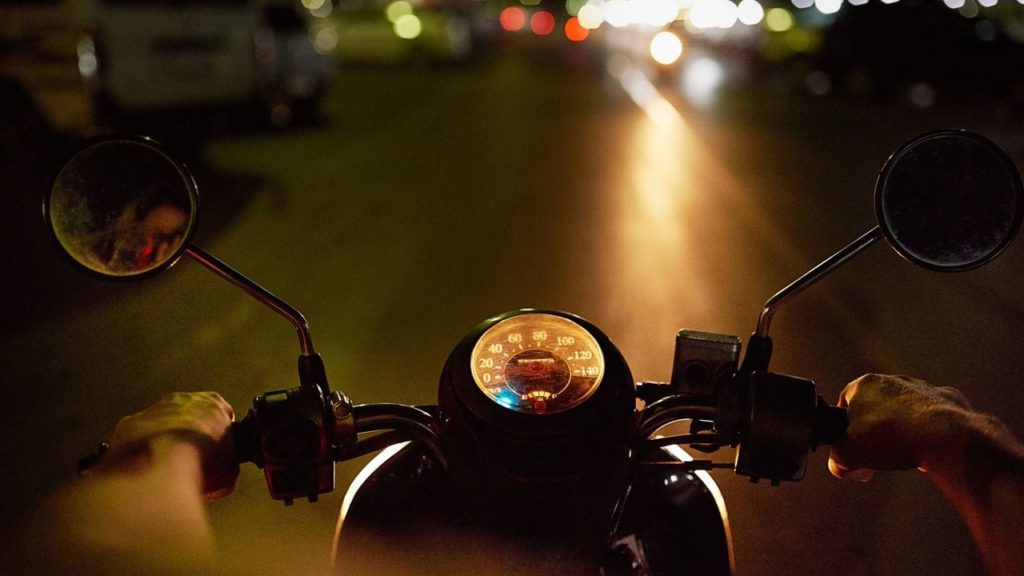Mucho brindis: Joven totalmente alcoholizado conducía una moto en la ciudad