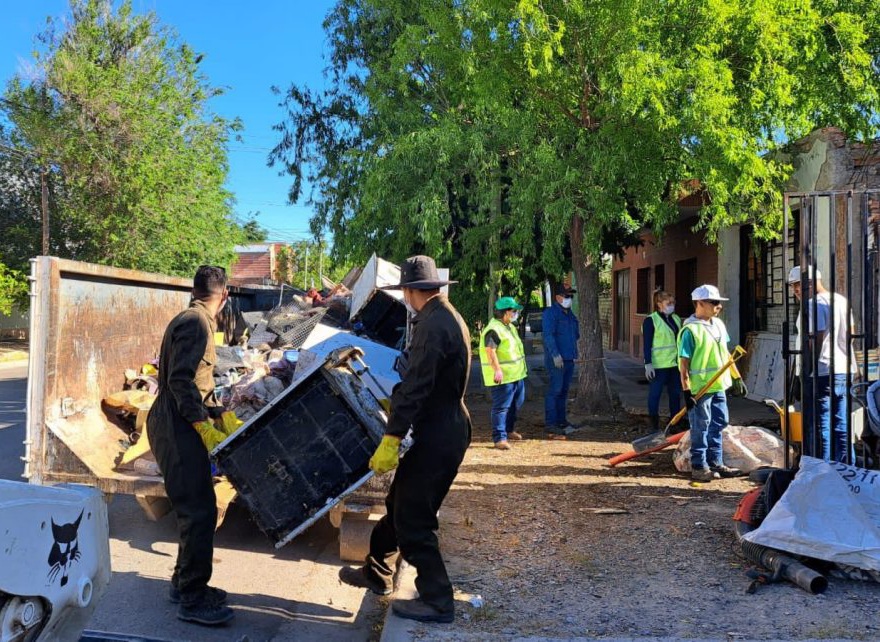 La muni limpió un terreno de vecino acumulador