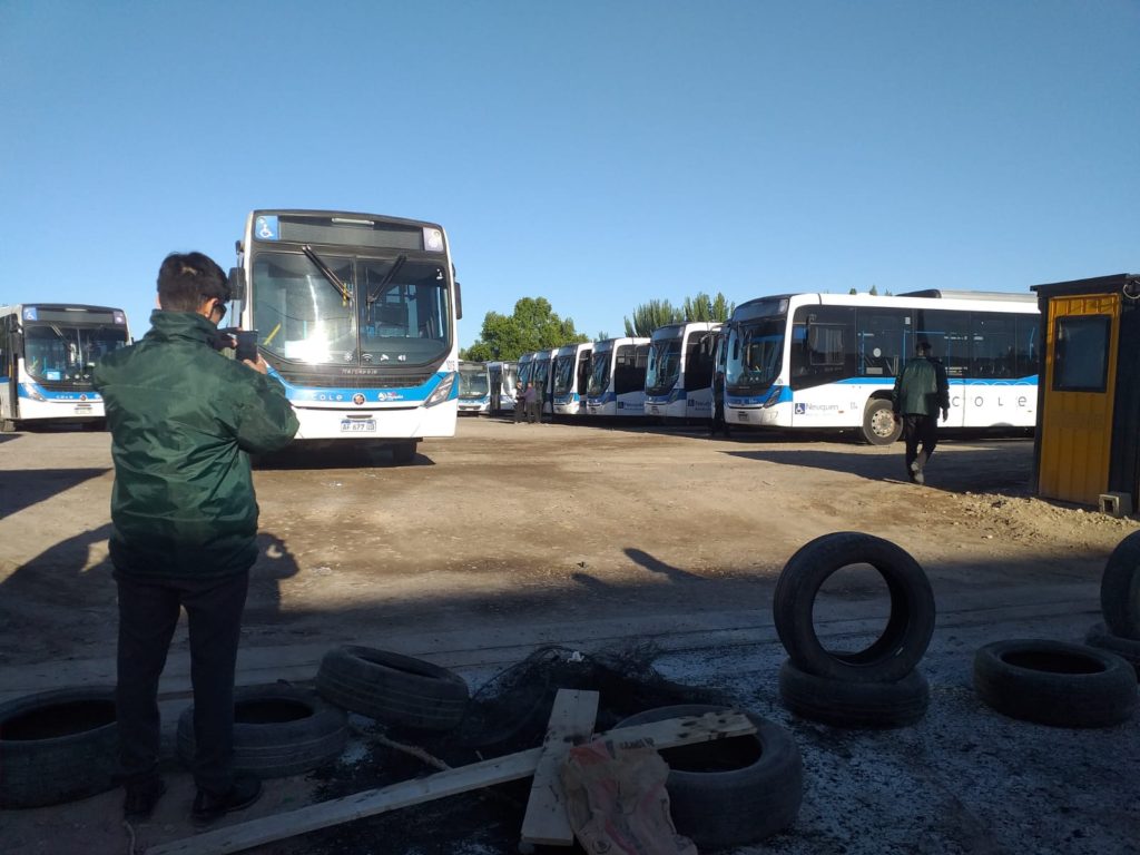 Choferes de transporte público denuncian más de 30 despidos en Vía Bariloche