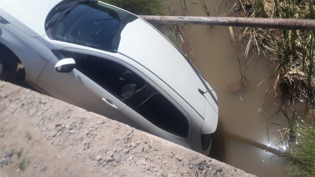 Un auto terminó adentro de un desagüe luego de un vuelco