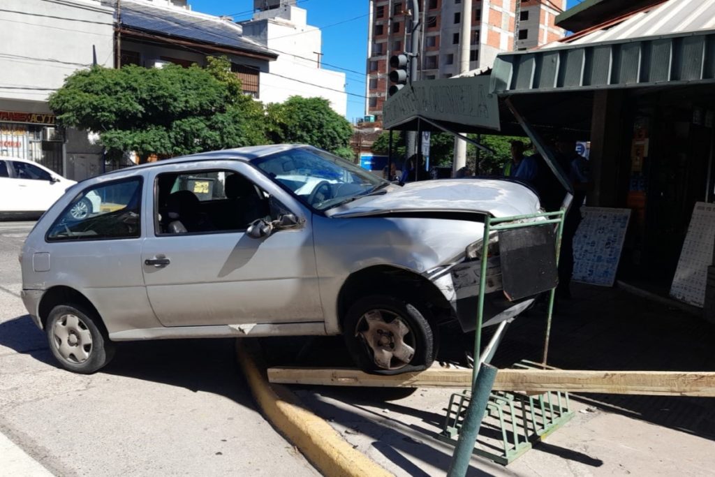 Neuquén: Perdió el control del auto y terminó sobre la vereda