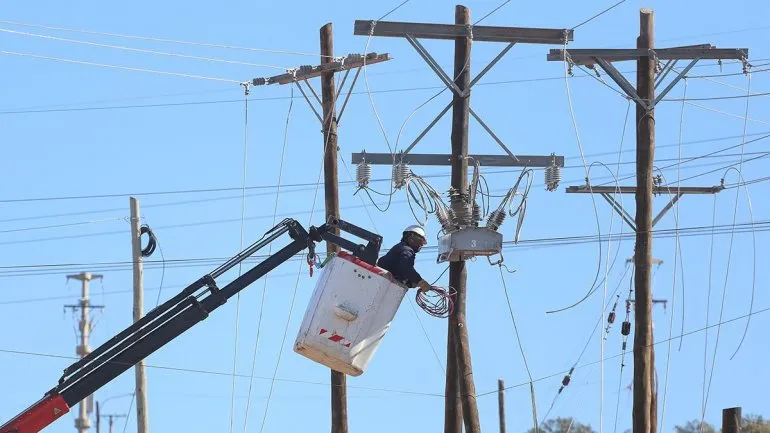 Sabotaje: arrojaron una cadena a los cables y dejaron sin luz a medio Centenario