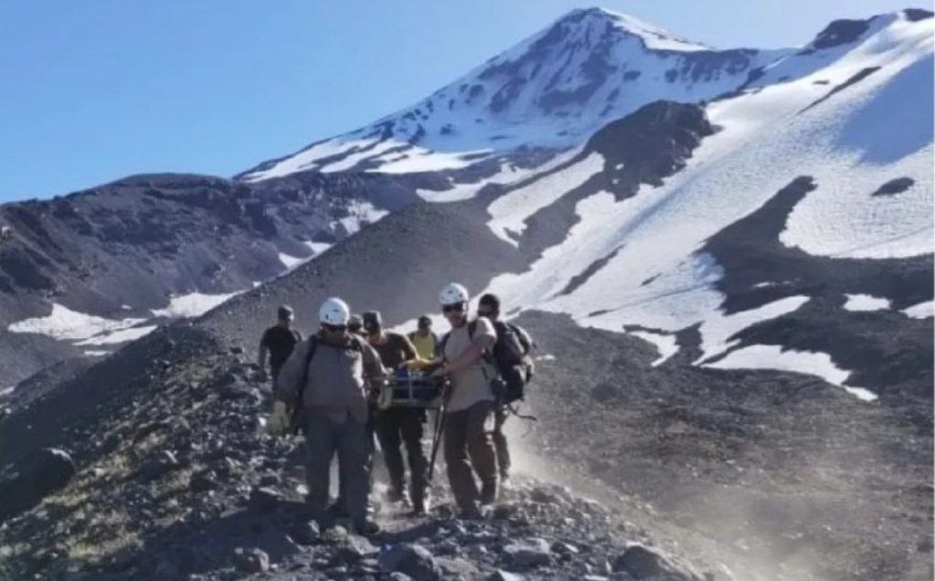 Rescataron a un hombre de 60 años en el Volcán Lanín