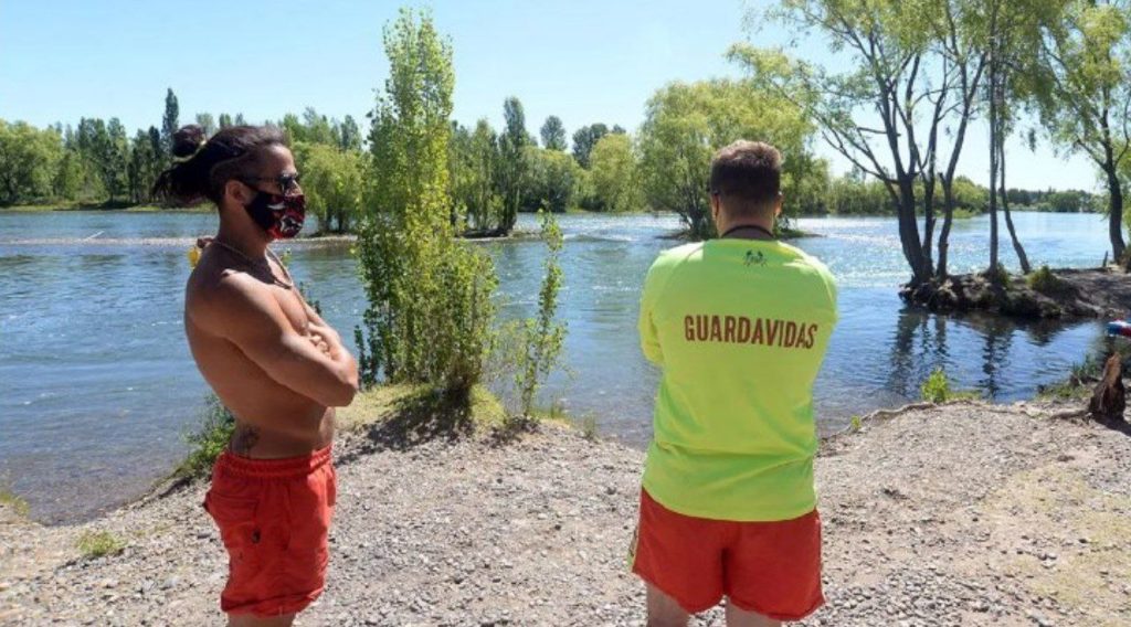 Investigación: guardavidas hallaron a un hombre ahogado en el río Limay