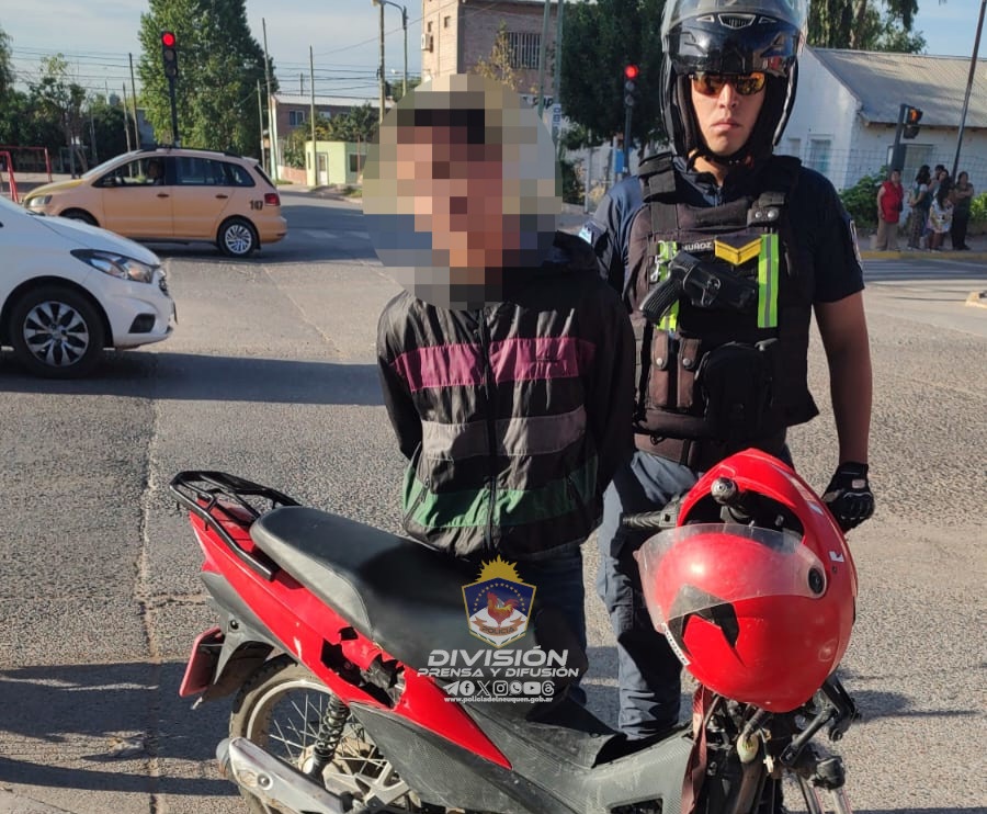 Lo pararon por los espejitos de la moto y terminó preso por un pedido de captura