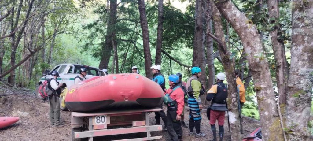 Confirman la aparición sin vida del joven turista en el río Manso