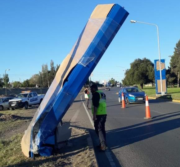 Chocó contra un totem de velocidad y quedó grabado por medios periodísticos