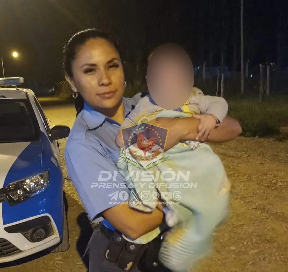 Mediante maniobras de RCP una mujer policía salvó la vida de un bebé