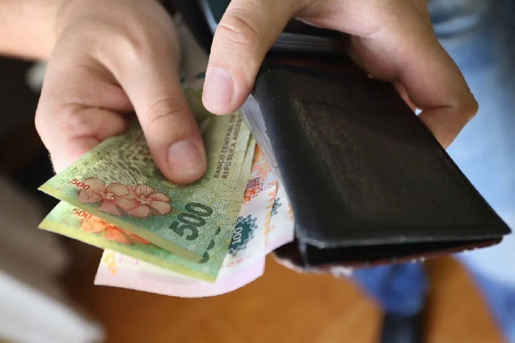 Río Negro: ¿cuándo cobran el bono los estatales?