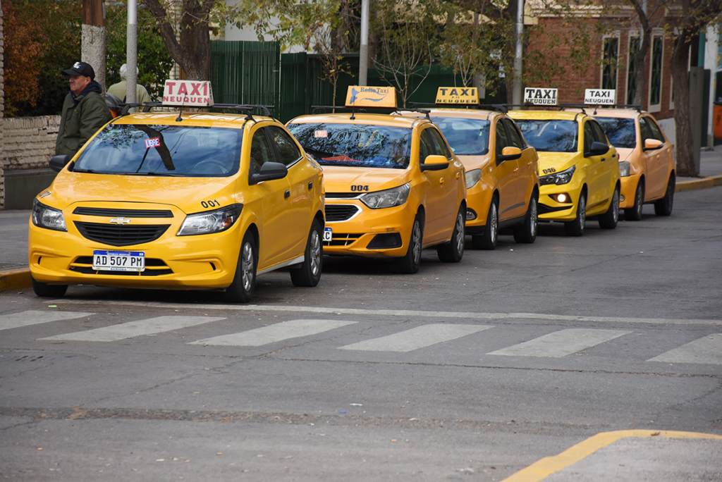 Un sector de taxistas de la ciudad afirmó que la competencia desleal complica el trabajo diario
