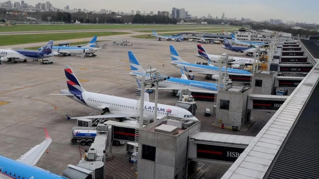 Pilotos de aviones anunciaron paro en Semana Santa