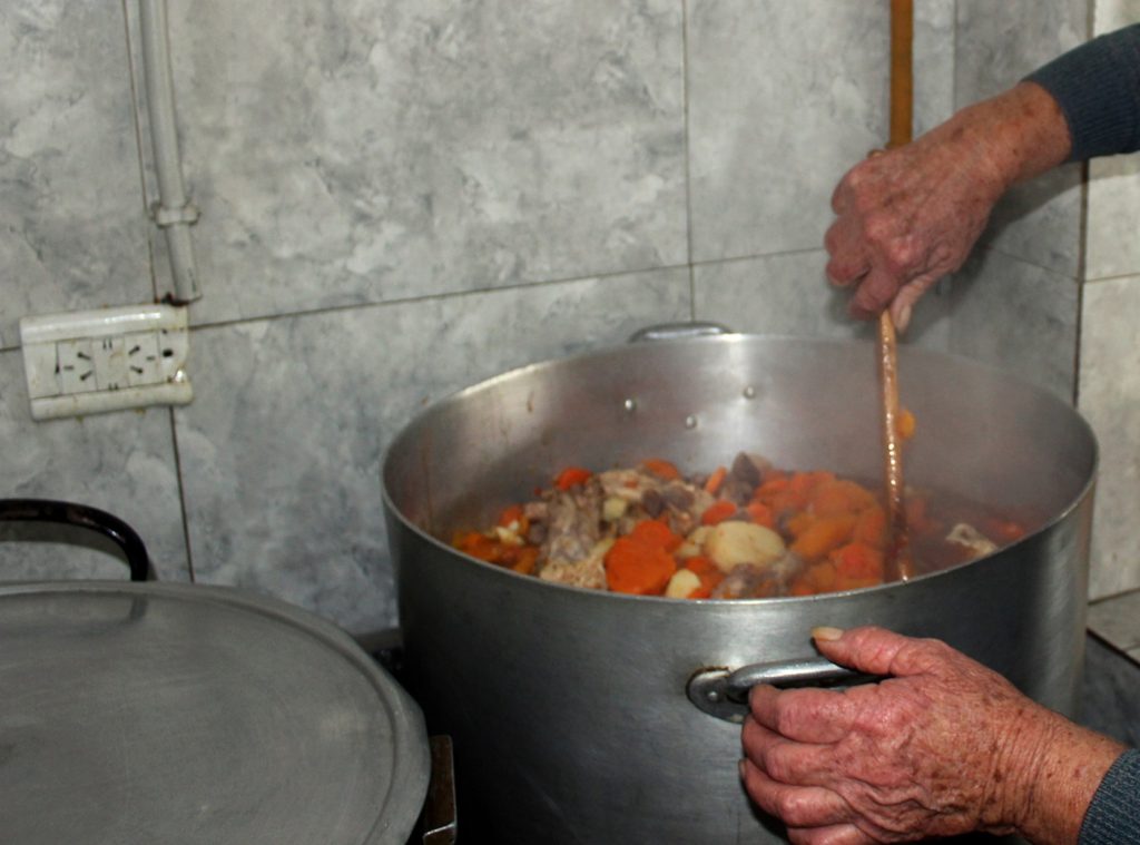 Vivir y sobrevivir: Así es el día a día de una cocinera en un comedor de la ciudad