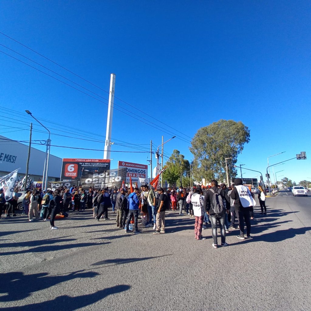 Hasta después del mediodía se mantendría la protesta en el Puente Carretero