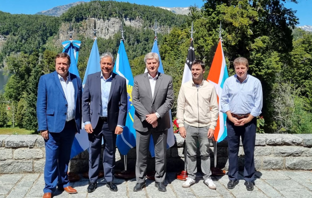 Gobernadores patagónicos se reunieron y podría haber una suspensión de la producción de petróleo
