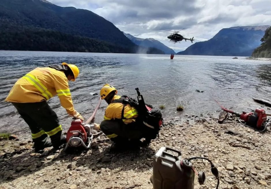 Parque Nahuel Huapi: Siguen combatiendo el incendio forestal en Brazo Tristeza