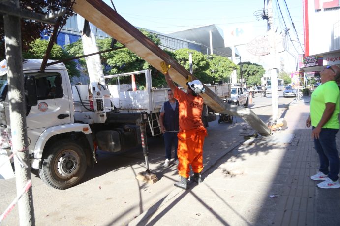 Comenzó el operativo para quitar cartelería peligrosa en toda la ciudad de Neuquén