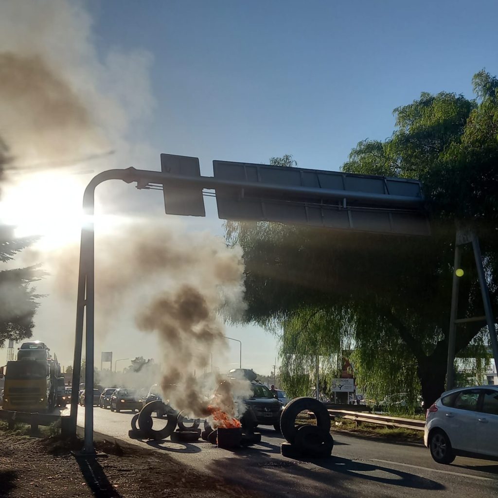 Arrancó la protesta de ATE Río Negro en el Puente Carretero