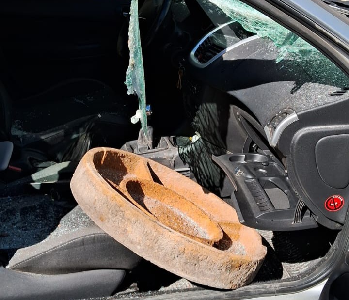 ¡Que susto!: Voló una tapa cloacal y terminó adentro de un auto